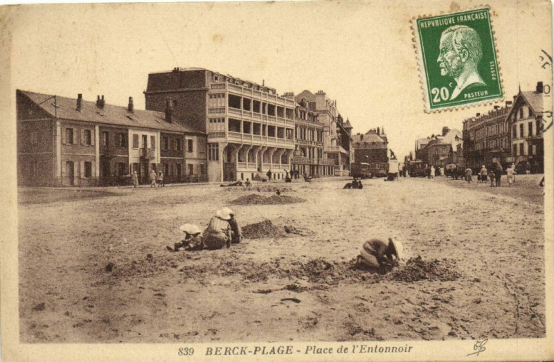 Carte postale ancienne Berck-Plage - Place de l'Entonnoir à Berck