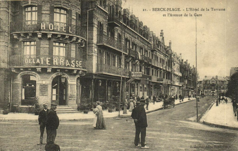 Carte postale ancienne Berck-Plage - L'Hotel de la Terrasse et l'Avenue de la Gare à Berck