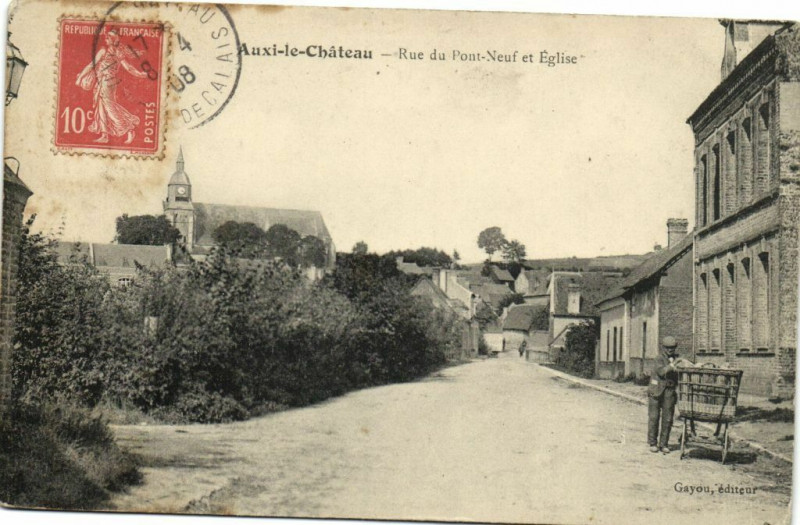 Carte postale ancienne Auxi-le-Chateau - Rue du Pont Neuf et Eglise à Auxi-le-Château