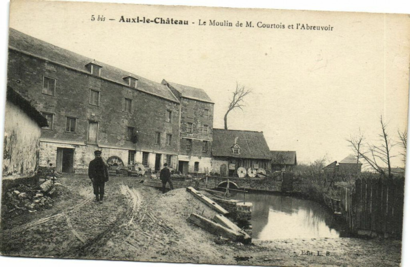 Carte postale ancienne Auxi-le-Chateau - Le Moulin de M. Courtois et l'Abreuvoir à Auxi-le-Château