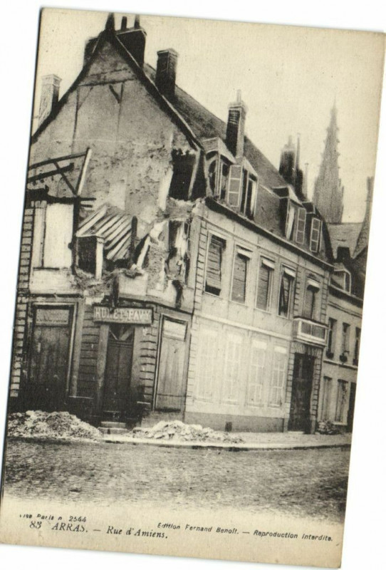 Carte postale ancienne Arras - Rue d'Amiens à Arras