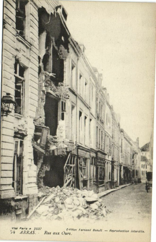 Carte postale ancienne Arras - Rue aux Ours à Arras