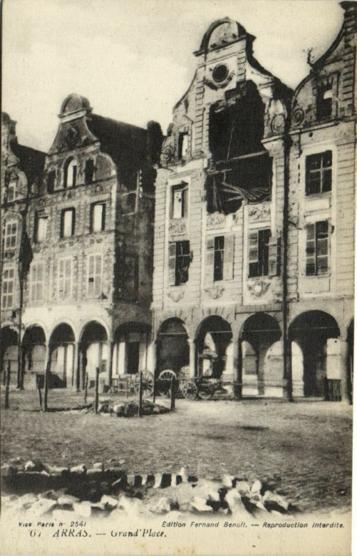 Carte postale ancienne Arras - Grand'Place à Arras
