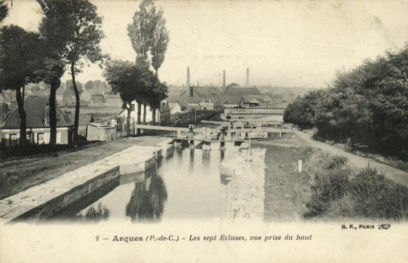 Carte postale ancienne Arques - Les sept Ecluses vue prise du haut à Arques