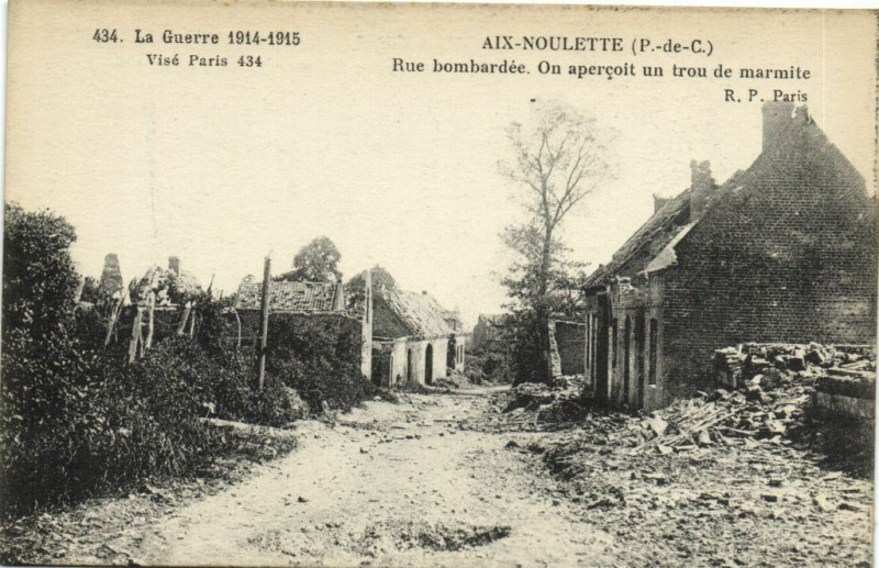 Carte postale ancienne Aix-Noulette - Rue bombardée à Aix-Noulette