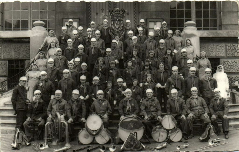 Carte postale ancienne La Proletarienne-des Mineurs d'Henin-Lietard