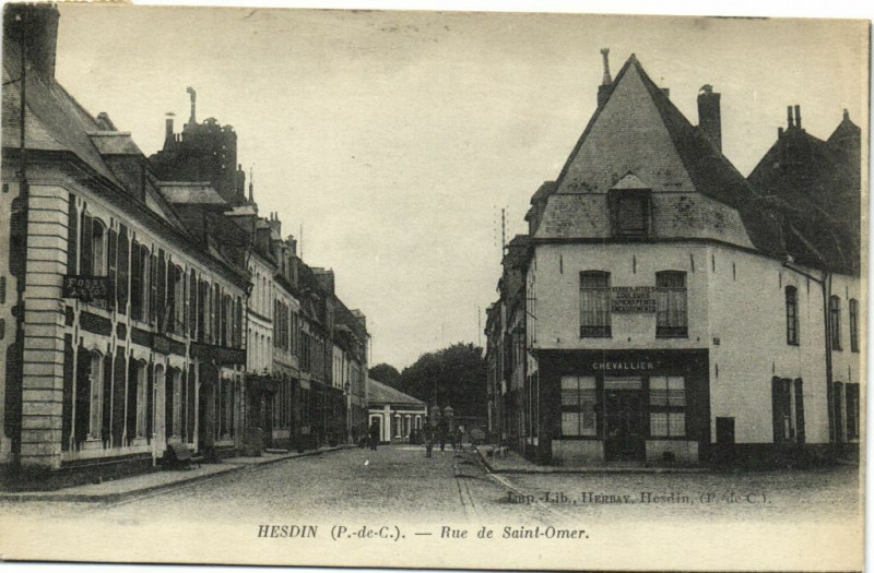 Carte postale ancienne Hesdin - Rue de Saint-Omer à Hesdin