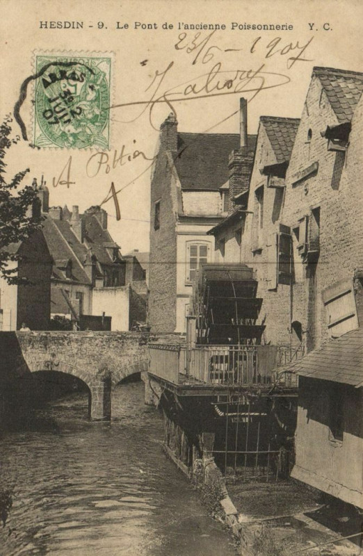 Carte postale ancienne Hesdin - Le Pont de l'ancienne Poissonnerie à Hesdin