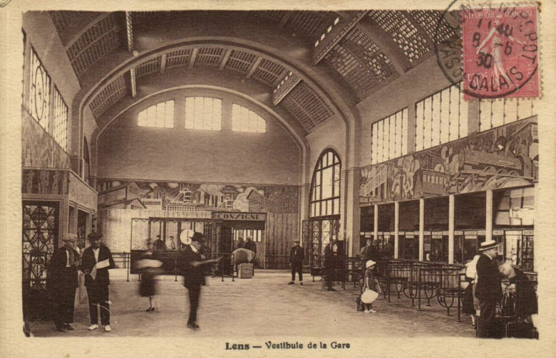 Carte postale ancienne Lens - Veslibule de la Gare à Lens