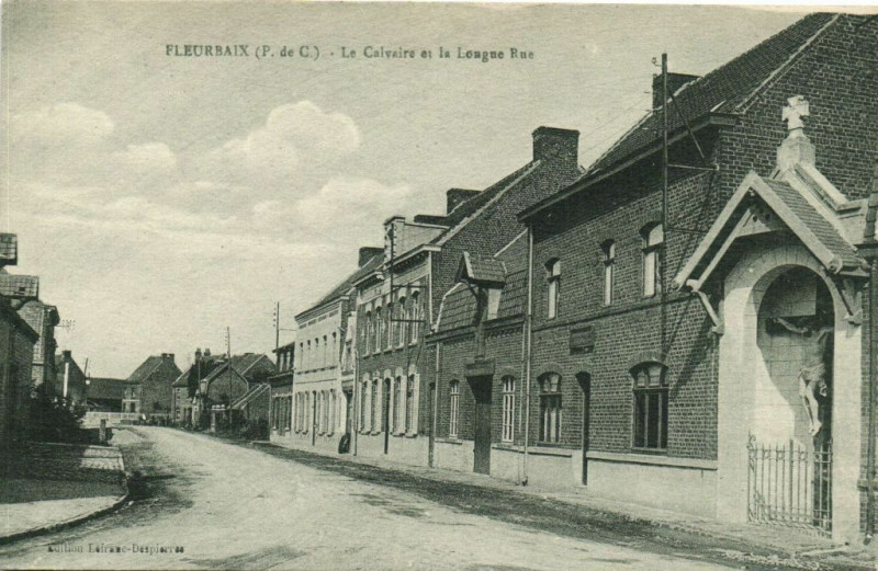 Carte postale ancienne Fleurbaix-Le Calvaire et la Longue Rue à Fleurbaix