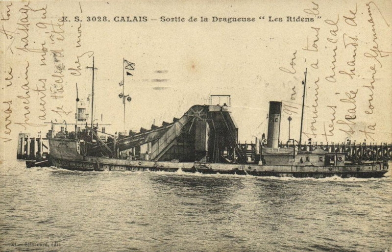 Carte postale ancienne Calais - Sortie de la Dragueuse Les Ridens à Calais
