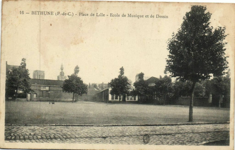 Carte postale ancienne Bethune - Place de Lille-Ecole de Musique et de Dessin à Béthune