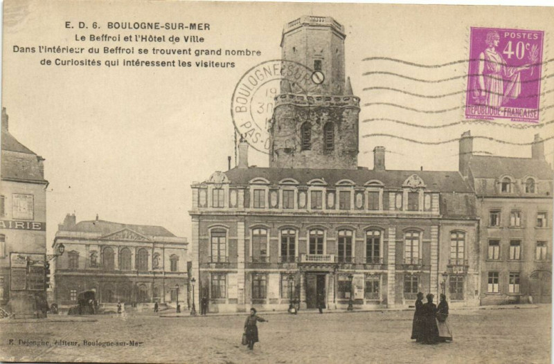 Carte postale ancienne Boulogne-sur-Mer - Le Beffroi et l'Hotel de Ville à Boulogne-sur-Mer