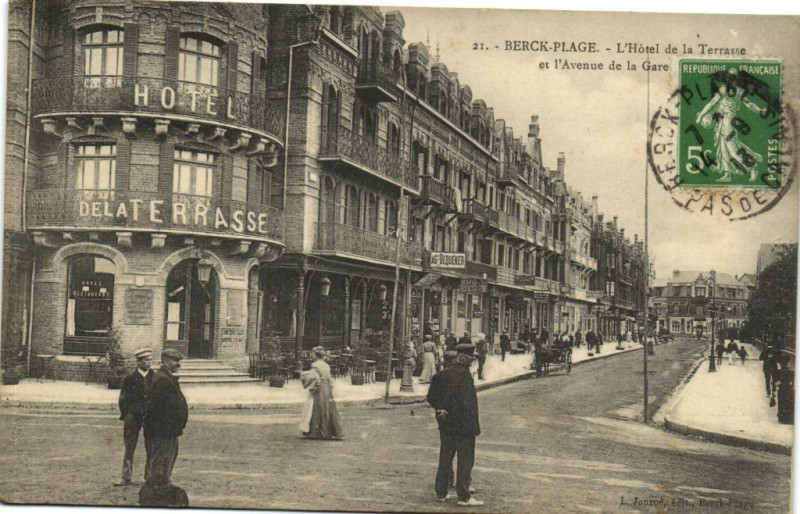 Carte postale ancienne Berck-Plage - L'Hotel de la Terrasse et l'Avenue de la Gare à Berck