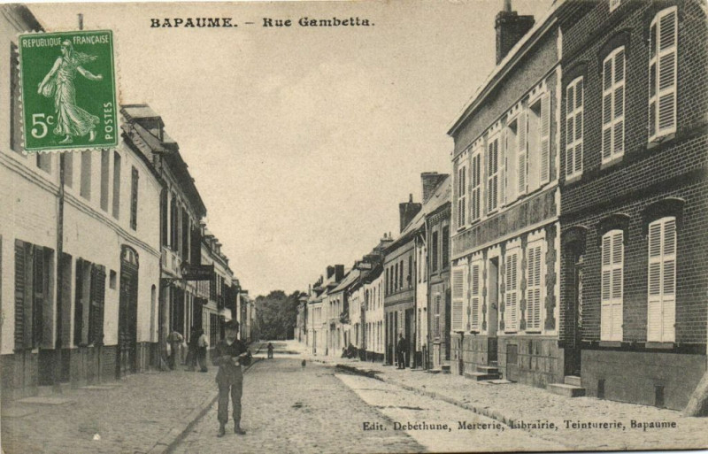 Carte postale ancienne Bapaume - Rue Gambetta à Bapaume
