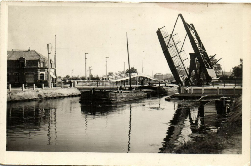 Carte postale ancienne Aire-sur-la-Lys - Le Bassin et le Pont du Fort Gassion à Aire-sur-la-Lys