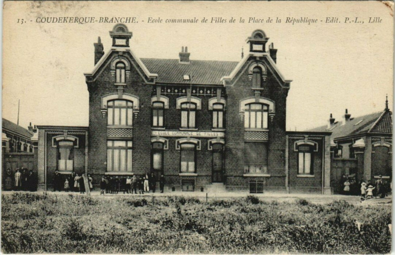 Carte postale ancienne Coudekerque-Branche - Ecole communale de Filles à Coudekerque-Branche