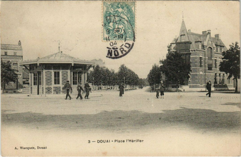 Carte postale ancienne Douai - Place l'Heriller à Douai