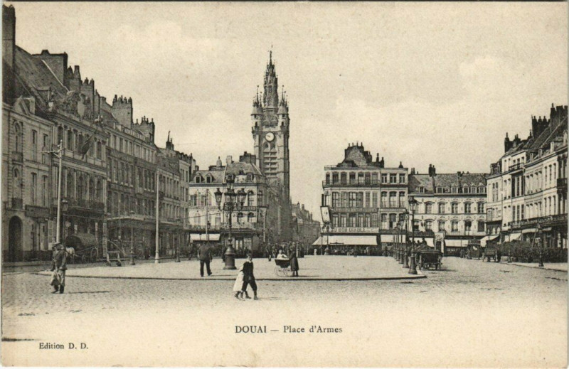 Carte postale ancienne Douai - Place d'Armes à Douai
