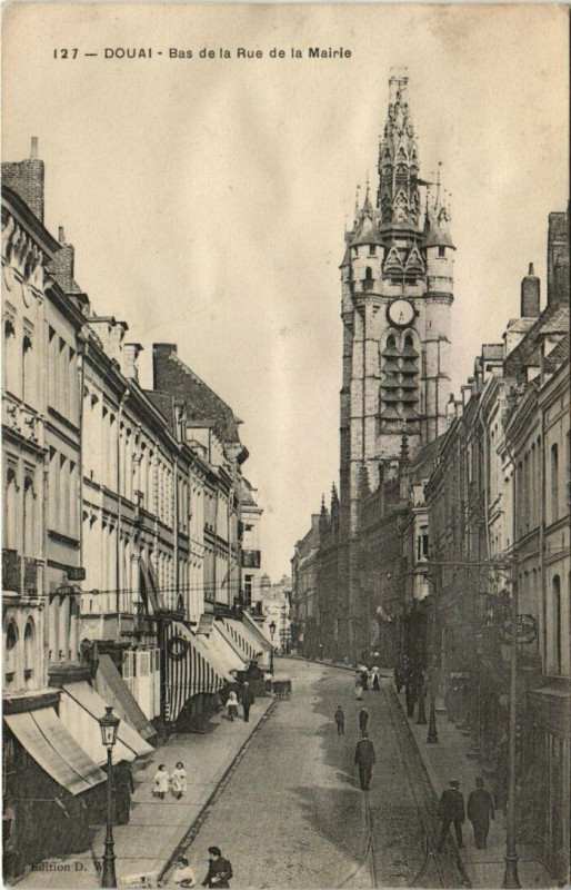 Carte postale ancienne Douai - Bas de la Rue de la Mairie à Douai