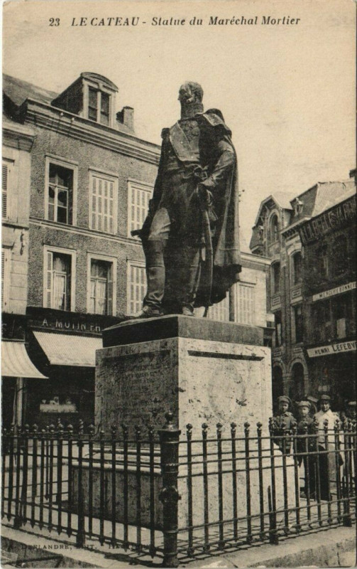 Carte postale ancienne Le Cateau - Statue du Marechal Mortier