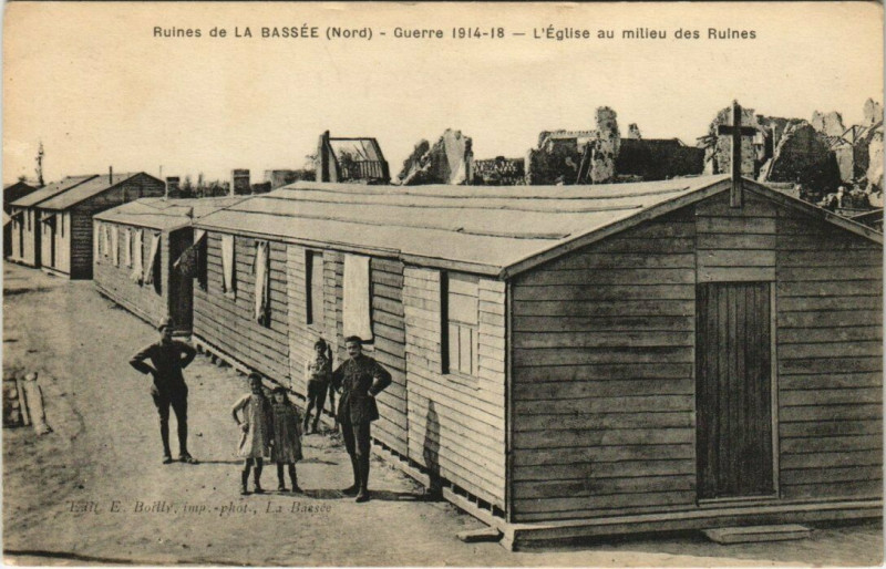 Carte postale ancienne Ruines de La Bassee - L'Eglise au milieu des Ruines