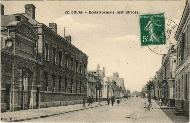 Carte postale ancienne Douai - Ecole Normale à Douai