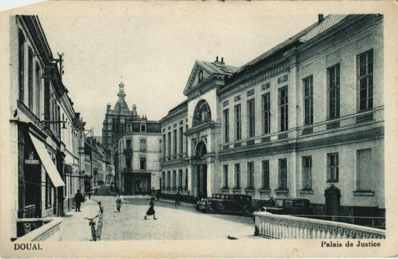 Carte postale ancienne Douai - Palais de Justice à Douai