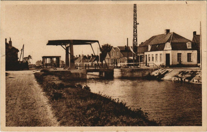 Carte postale ancienne Watten - Le pont et l'Ecluse à Watten