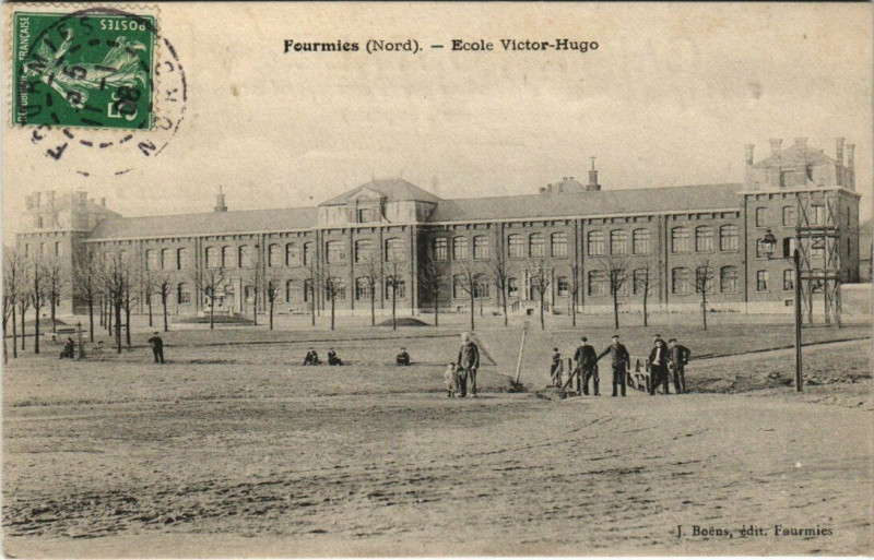 Carte postale ancienne Fourmies - Ecole VICtor-Hugo à Fourmies