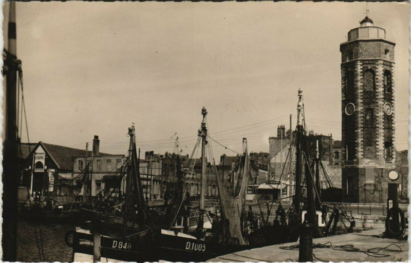 Carte postale ancienne Dunkerque - Bateaux de Pecheurs à Dunkerque