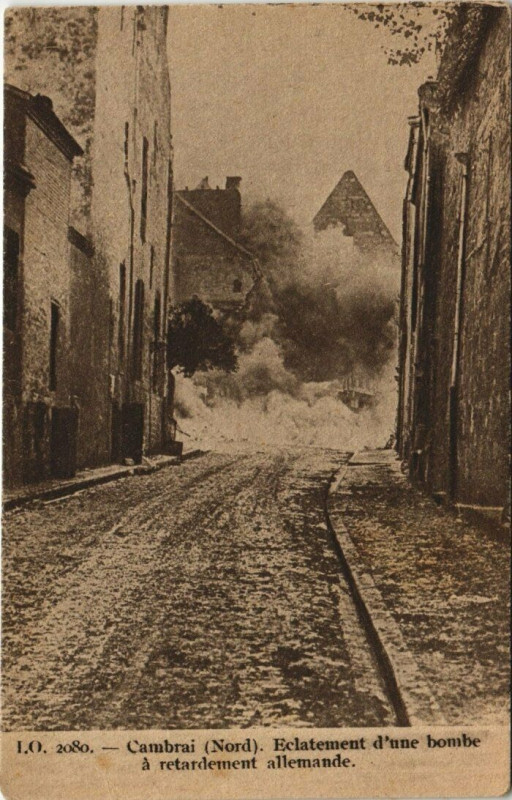 Carte postale ancienne Cambrai - Eclatement d'une bombe à Cambrai