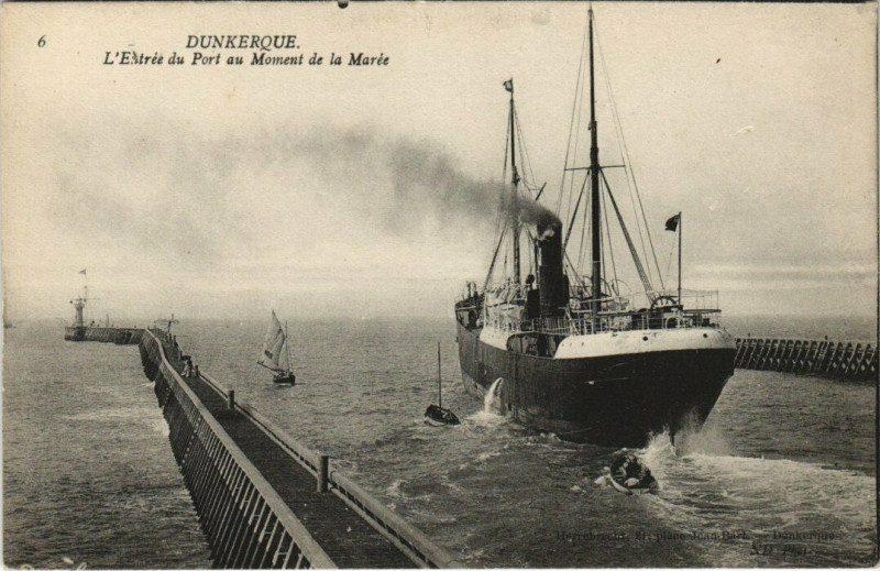 Carte postale ancienne Dunkerque - L'Entrée du Port au Moment de la Marée à Dunkerque