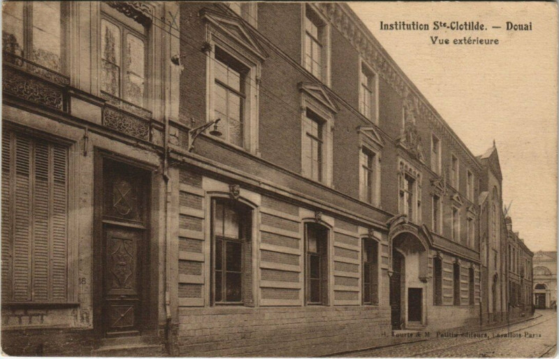 Carte postale ancienne Institution Sainte-Clotilde - Douai - Vue exterieure à Douai