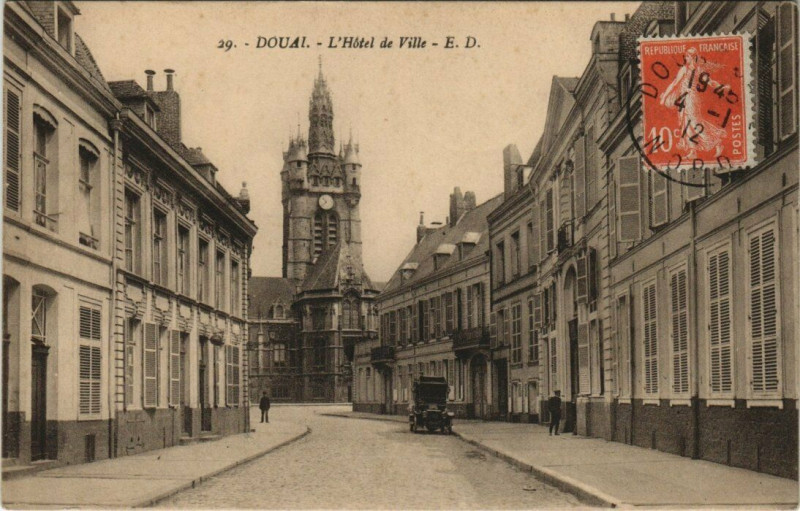 Carte postale ancienne Douai - L'Hotel de Ville à Douai