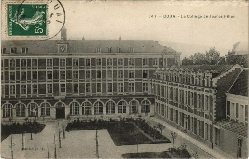 Carte postale ancienne Douai - Le College de Jeunes Filles à Douai