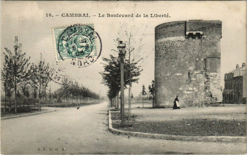 Carte postale ancienne Cambrai - Le Boulevard de la Liberte à Cambrai