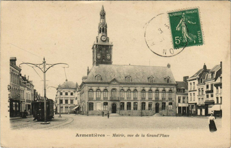Carte postale ancienne Armentieres - Mairie vue de la Grand Place à Armentières