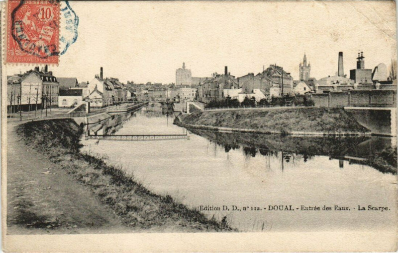 Carte postale ancienne Douai - Entrée des Eaux - La Scarpe à Douai