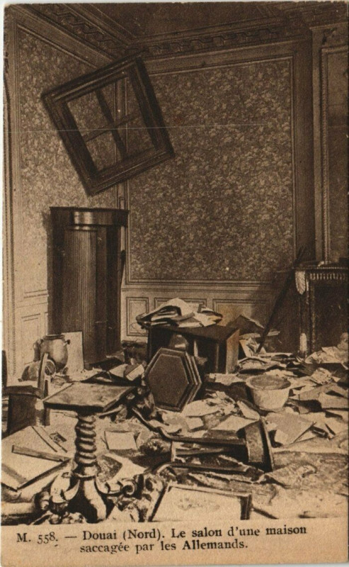 Carte postale ancienne Dunkerque - Douai - Le salon d'une maison à Dunkerque
