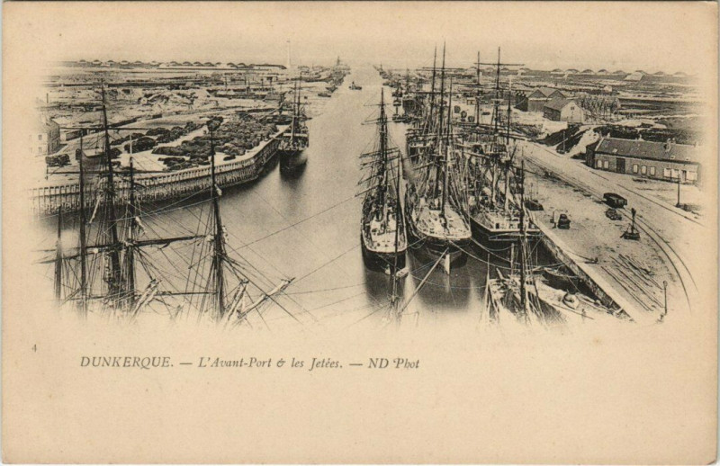 Carte postale ancienne Dunkerque - L'Avant-Port les Jetées à Dunkerque