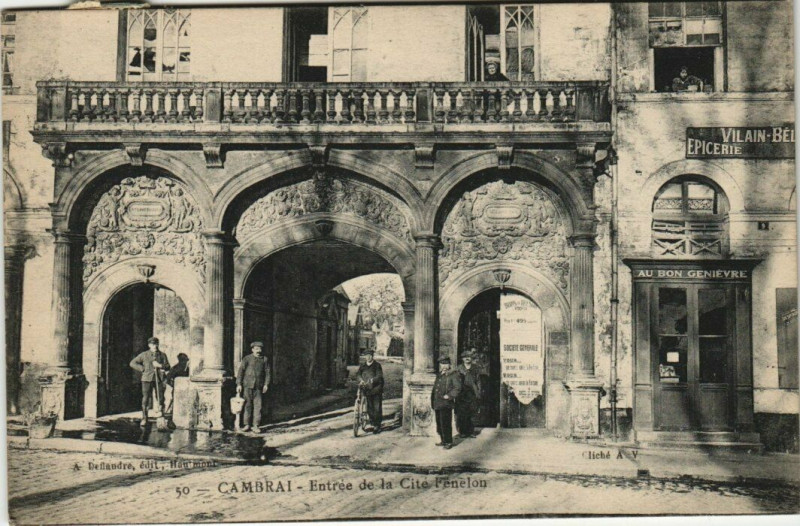 Carte postale ancienne Cambrai - Entrée de la Cite à Cambrai