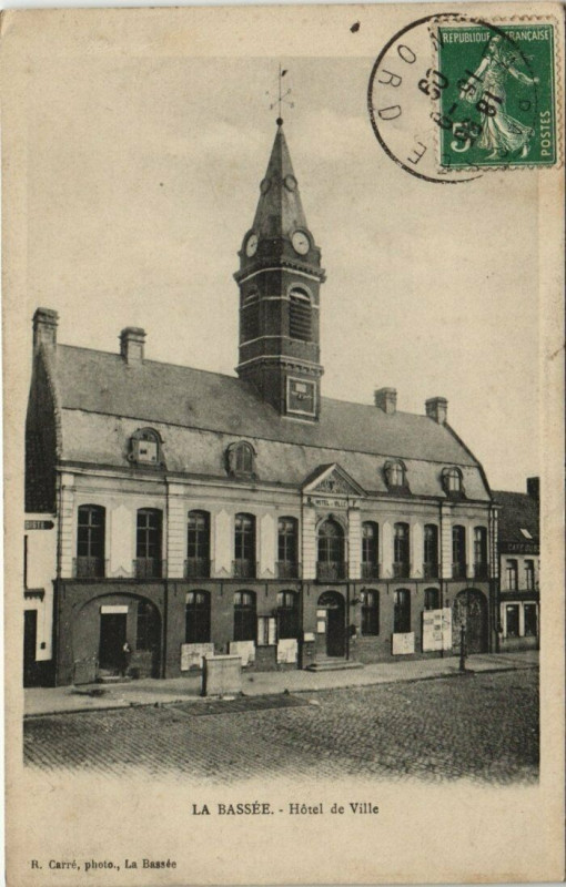 Carte postale ancienne La Bassee - Hotel de Ville à La Bassée