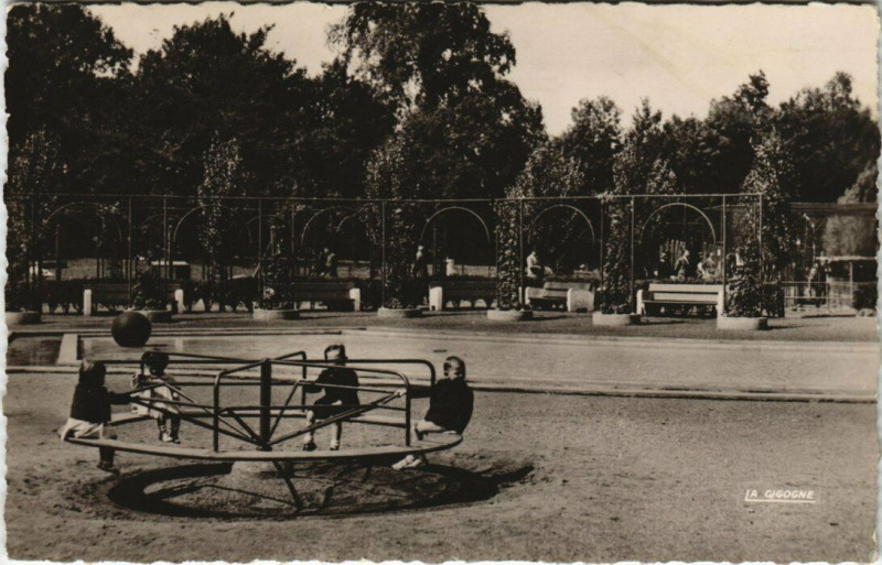 Carte postale ancienne Lille - Vue du grand Jardin à Lille