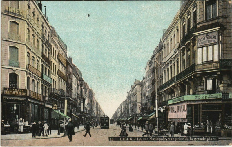 Carte postale ancienne Lille - La rue Nationale à Lille