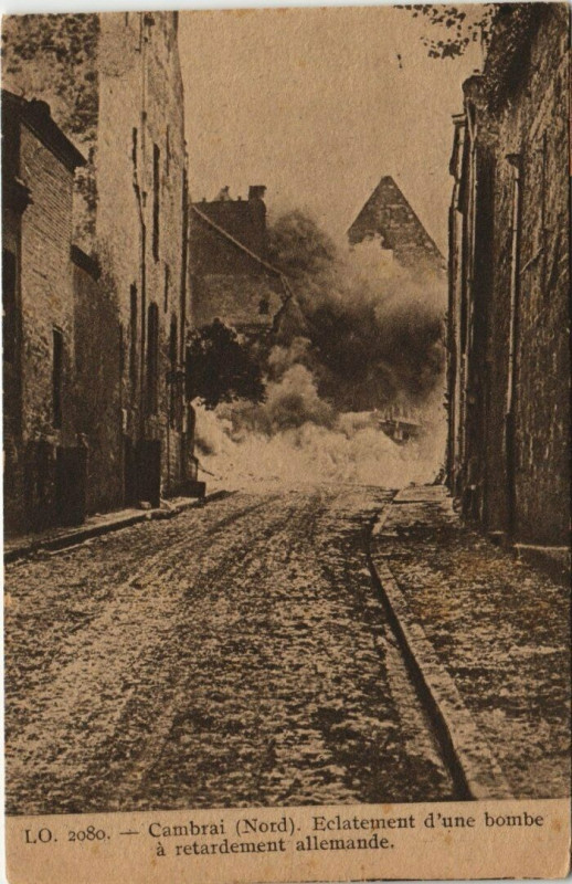 Carte postale ancienne Cambrai - Eclatement d'une bombe a retardement allemande à Cambrai