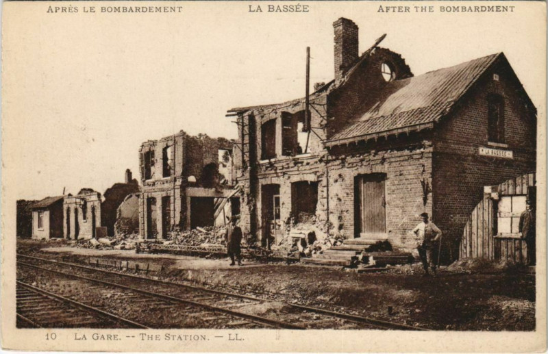 Carte postale ancienne La Bassee - Apres le Bombardement à La Bassée