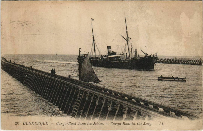 Carte postale ancienne Dunkerque - Cargo Boat dans les jetées à Dunkerque