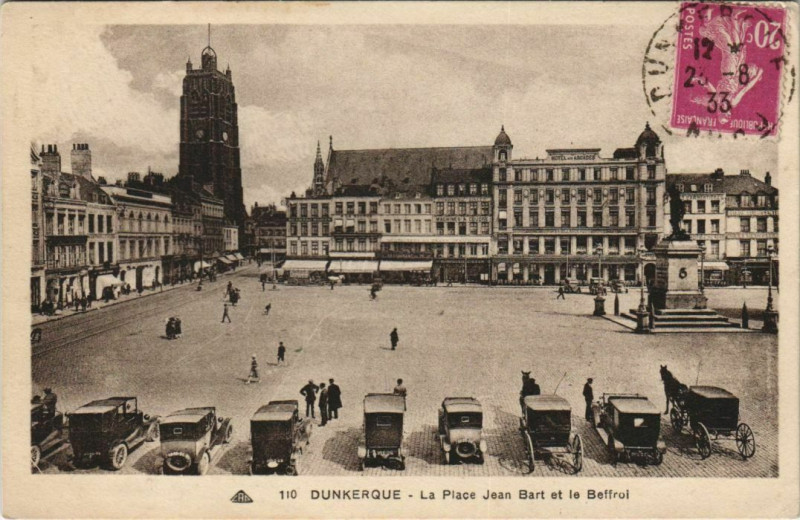 Carte postale ancienne Dunkerque - La Place Jean-Bart et le Beffroi à Dunkerque