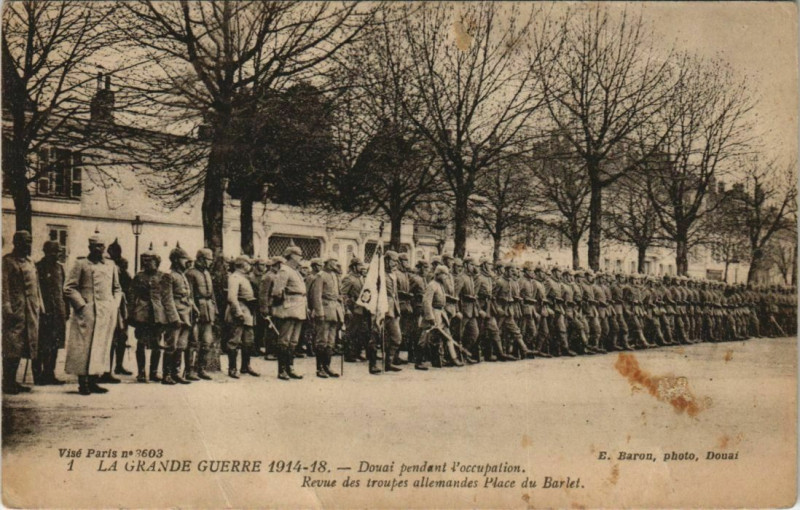 Carte postale ancienne Douai - Revue des troupes allemandes à Douai
